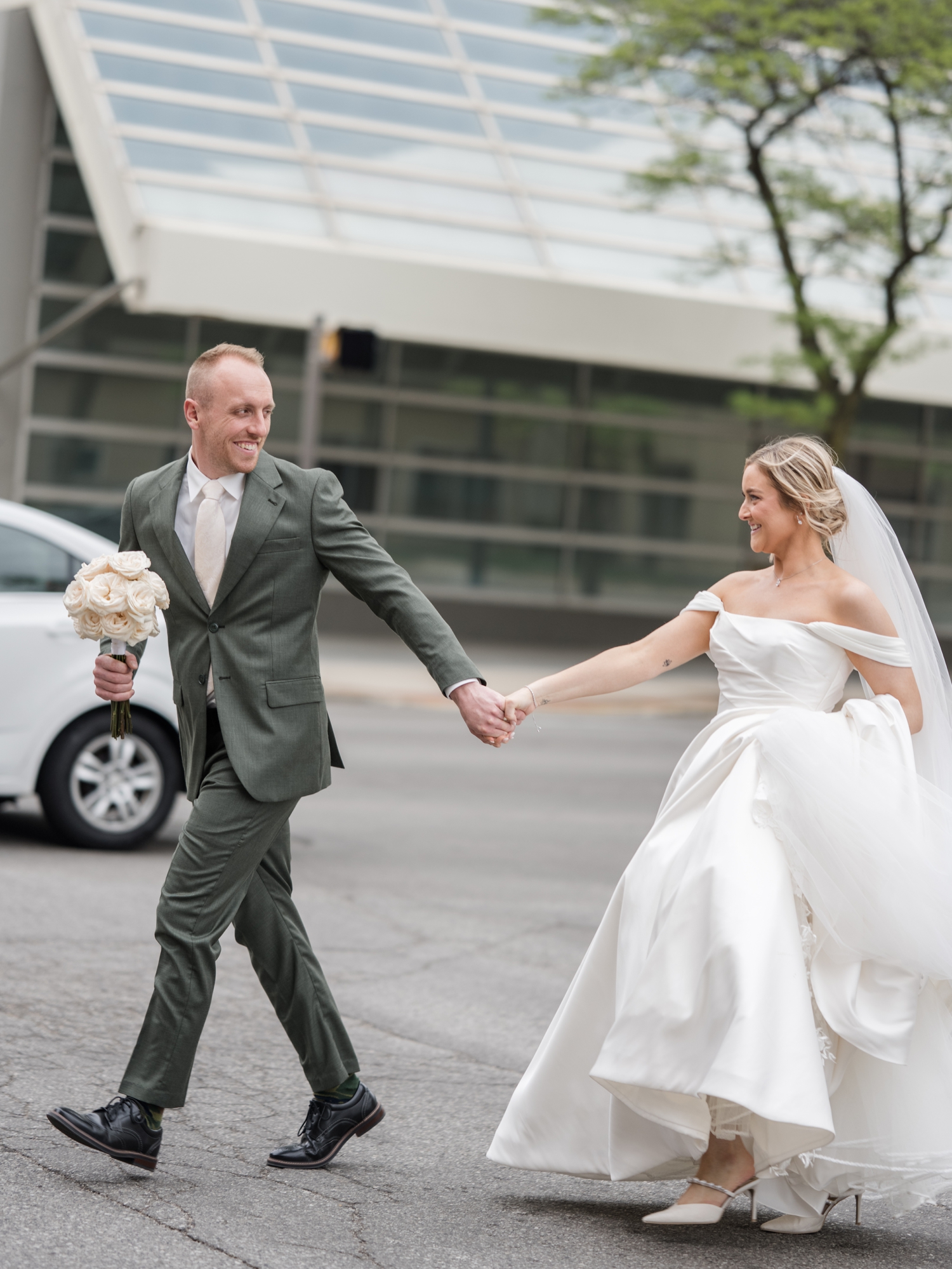 Elegant Neutral Wedding by Michigan Wedding Photographer Courtney Rudicel